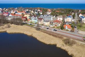 Luftblick auf eine Stadt mit Fluss in der Unterkunft Villa Livia in Niechorze