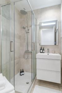 La salle de bains est pourvue d'une douche, de toilettes et d'un lavabo. dans l'établissement Casa Boma Lisboa - Design and Sunny Apartment - Lapa I, à Lisbonne