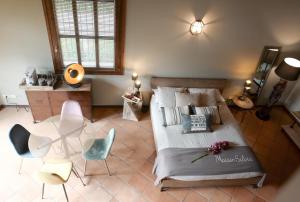 um quarto com uma cama, uma mesa e cadeiras em Maison Silvia em Villorba