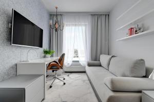 Televízia a/alebo spoločenská miestnosť v ubytovaní Apartament AGA Motława Starówka