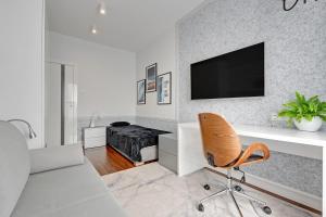Televízia a/alebo spoločenská miestnosť v ubytovaní Apartament AGA Motława Starówka