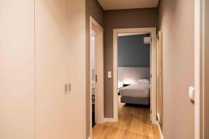 una camera con letto e porta che conduce a una stanza di SIZE Flats Clérigos a Porto
