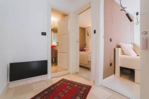 Televízia a/alebo spoločenská miestnosť v ubytovaní Boutique old town house Karkovich