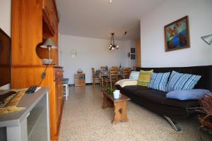 a living room with a black couch and a table at Global Immo 4064 ALGUER in Roses