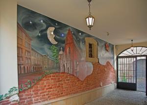 fresk na ścianie w korytarzu w obiekcie Hotel Wawel w Krakowie