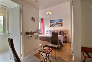Postel nebo postele na pokoji v ubytování Assia & Nathalie - Luxury B&B MARAIS