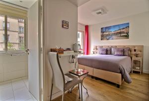 Postel nebo postele na pokoji v ubytování Assia & Nathalie - Luxury B&B MARAIS