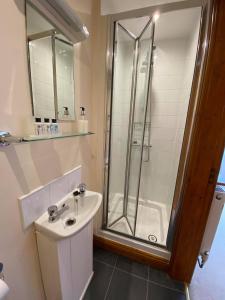 ein Badezimmer mit Waschbecken und Dusche in der Unterkunft High View Cottage in Uttoxeter + 37 Fotos