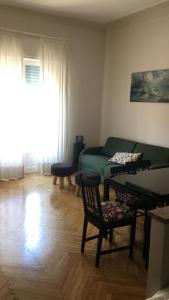 uma sala de estar com um sofá e uma mesa em Casa Dede em Sanremo