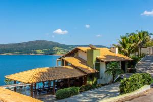 a house with a view of the water at Hotel Boutique Coração Aberto in Capitólio