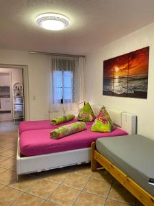 1 dormitorio con 2 camas con sábanas y almohadas rosas en Ferienwohnungen Rehn, en Dresden