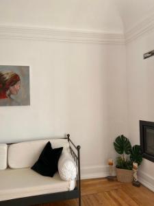 een witte bank in een kamer met een schilderij aan de muur bij Old Town Terrace Apartment in Évora