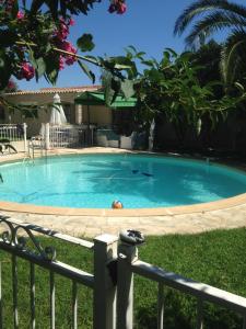 una piscina en un patio con una valla en Charmant Studio à Uchaud, en Uchaud
