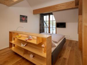 a bedroom with a bunk bed and a desk at Brunnwirt ESSEN & WOHNEN in Fuschl am See