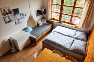 מיטה או מיטות בחדר ב-Cihlářka - horský apartmán 103