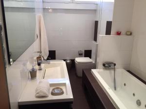 A bathroom at apartamento fuengirola Oasis Beach Még 7 kép