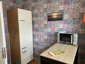 a kitchen with a counter with a microwave on a wall at familienfreundliche Ferienwohnung Maria in Duderstadt +12 photos