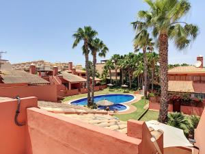 une vue d'un complexe avec piscine et palmiers dans l'établissement Arona 1 - 3908, à Mar de Cristal