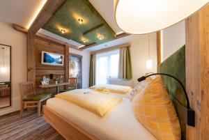 Postel nebo postele na pokoji v ubytování Hotel Sporthof Austria