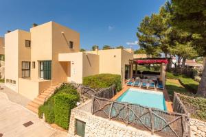 uma vista aérea de uma casa com piscina em Prinsotel Villas Cala Galdana em Cala Galdana