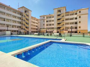 duży basen przed budynkiem w obiekcie Ribera Beach 3 - 2706 w mieście Mar de Cristal