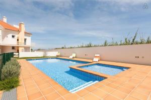 uma piscina no quintal de uma villa em Casa Baleia - Praia e Piscina - 10 pessoas em Ferrel