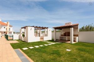 Zahrada ubytování Casa Baleia - Praia e Piscina - 10 pessoas