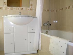 W łazience znajduje się biała umywalka i wanna. w obiekcie Ribera Beach 3 - 1208 w mieście Mar de Cristal
