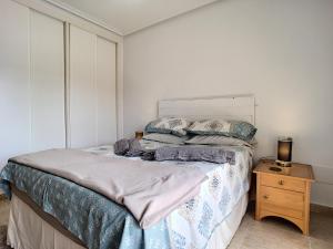 A bed or beds in a room at San Pedro del Pinatar House - 5409