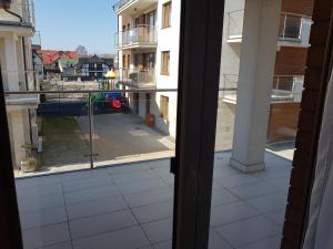 Balkon lub taras w obiekcie Marina Jastarnia Apartamenty w budynku z Basenem