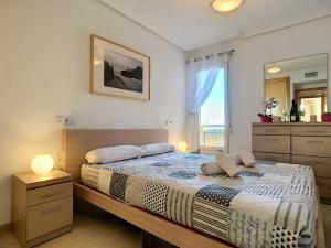マール・デ・クリスタルにあるRibera Beach 3 - 1009のベッドルーム(大型ベッド1台、窓付)