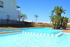 une grande piscine en face d'un bâtiment dans l'établissement Las Terrazas Golf 4209 - Max, à Roldán