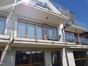 Balkon lub taras w obiekcie Marina Jastarnia Apartamenty w budynku z Basenem
