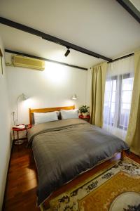 Ένα ή περισσότερα κρεβάτια σε δωμάτιο στο Fuxishan East Inn