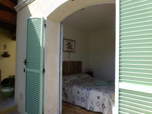una camera con letto e porta aperta di Chambre d'hôtes "La Bastide des Eucalyptus" a Antibes