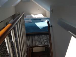 Łóżko lub łóżka w pokoju w obiekcie Marina Jastarnia Apartamenty w budynku z Basenem