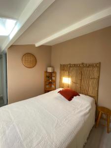 מיטה או מיטות בחדר ב-Maison de vacance proche de la mer
