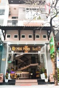 um hotel com uma placa em frente a um edifício em Hue Harmony Hotel em Hue