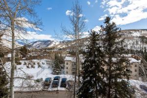 desde el balcón de un complejo en la nieve en Homestake Condos by Vail Realty en Vail