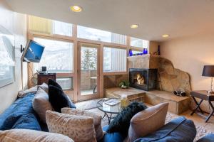 sala de estar con sofá y chimenea en Homestake Condos by Vail Realty, en Vail