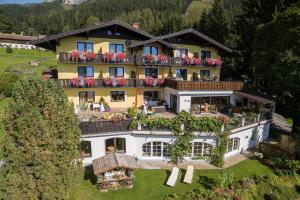 una vista aérea de una gran casa con flores en Hotel Sporthof Austria en Ramsau am Dachstein