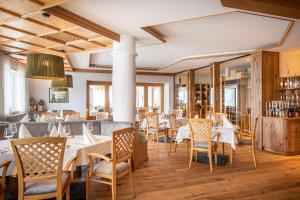 un restaurant avec des tables et des chaises et un bar dans l'établissement Hanusel Hof Wellness & Genuss in Panoramalage, à Hellengerst