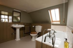 a bathroom with a toilet and a sink and a tub at Balnakeil House in Balnakeil