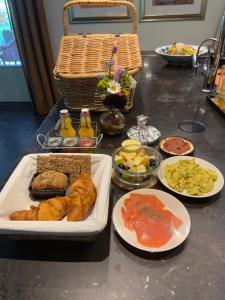 een tafel met een heleboel verschillende soorten voedsel bij Gastenverblijf Kleinkamperfoelie in Gorssel