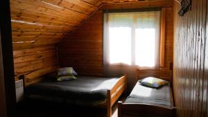 um quarto com 2 camas num chalé de madeira em Meldri em Vaidava
