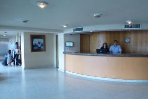un grupo de personas de pie en un mostrador en un vestíbulo en Hotel Son- Mar Monterrey Centro, en Monterrey