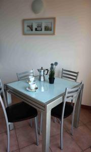 einen blauen Tisch mit Stühlen und eine Teekanne darauf in der Unterkunft Appartamento 20 - Rebomaholidays in Tignale