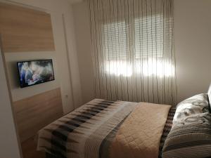 ein kleines Schlafzimmer mit einem Bett und einem Fenster in der Unterkunft Fast Sleep & Go 3 in Paraćin