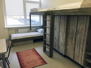 Двухъярусная кровать или двухъярусные кровати в номере Ecohotel