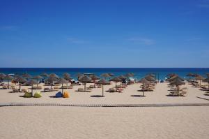 Afbeelding uit fotogalerij van Monte Gordo Beach Flat with Balcony in Monte Gordo